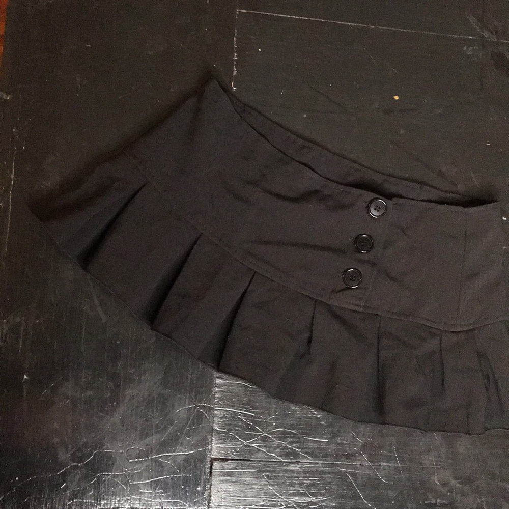 Black pleated mini skirt